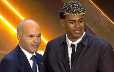 球星连续抢下关键篮板