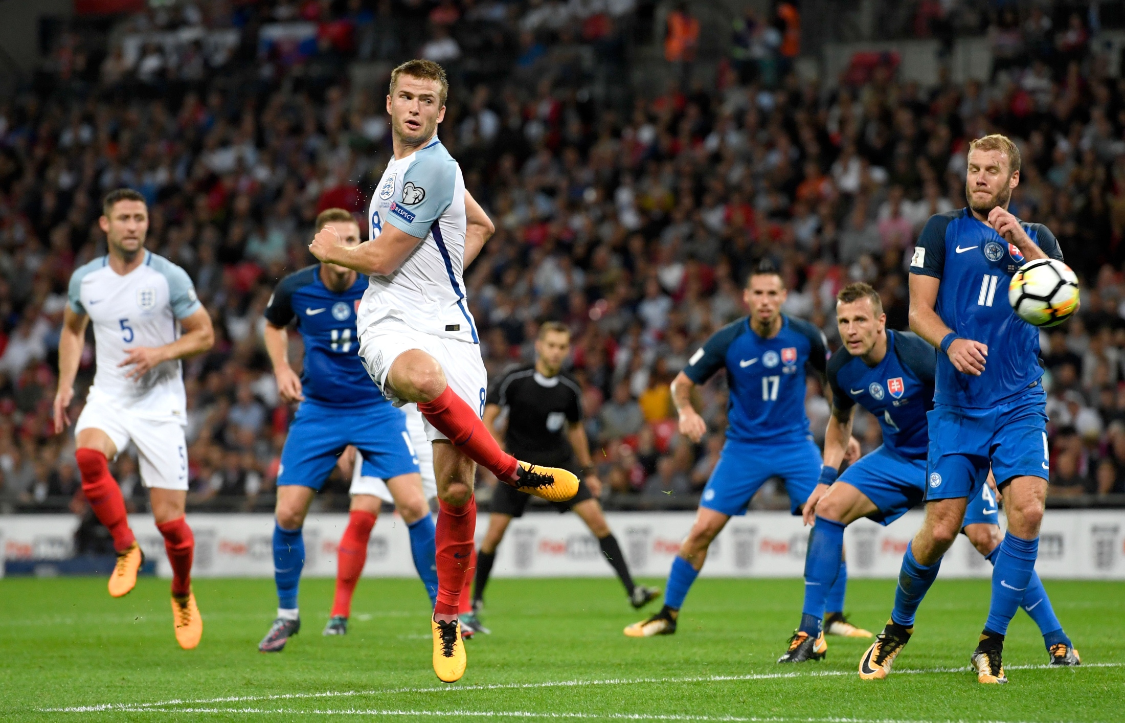 葡萄牙vs亚美尼亚首发：C罗停赛缺席！B费、维蒂尼亚出战（葡萄牙战亚美尼亚首发出炉：C罗因停赛缺阵，B费与维蒂尼亚先发）