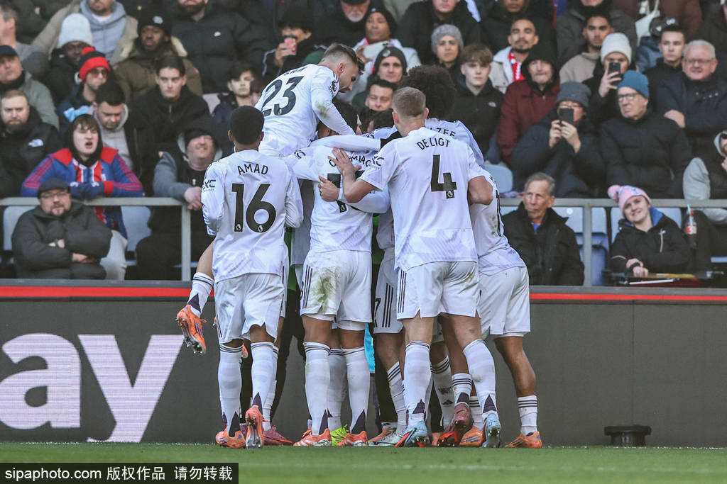 完成英格兰成年代表队首秀，夸安萨获赠纪念帽